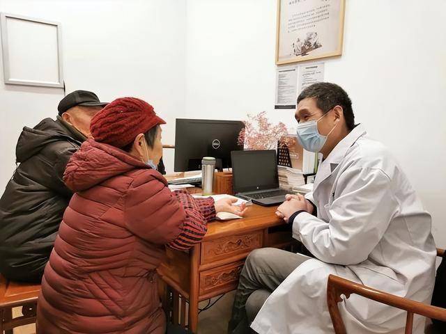 老年人泡脚需谨慎，这些禁忌要牢记！，养生新认知：老年人泡脚竟有这么多风险！