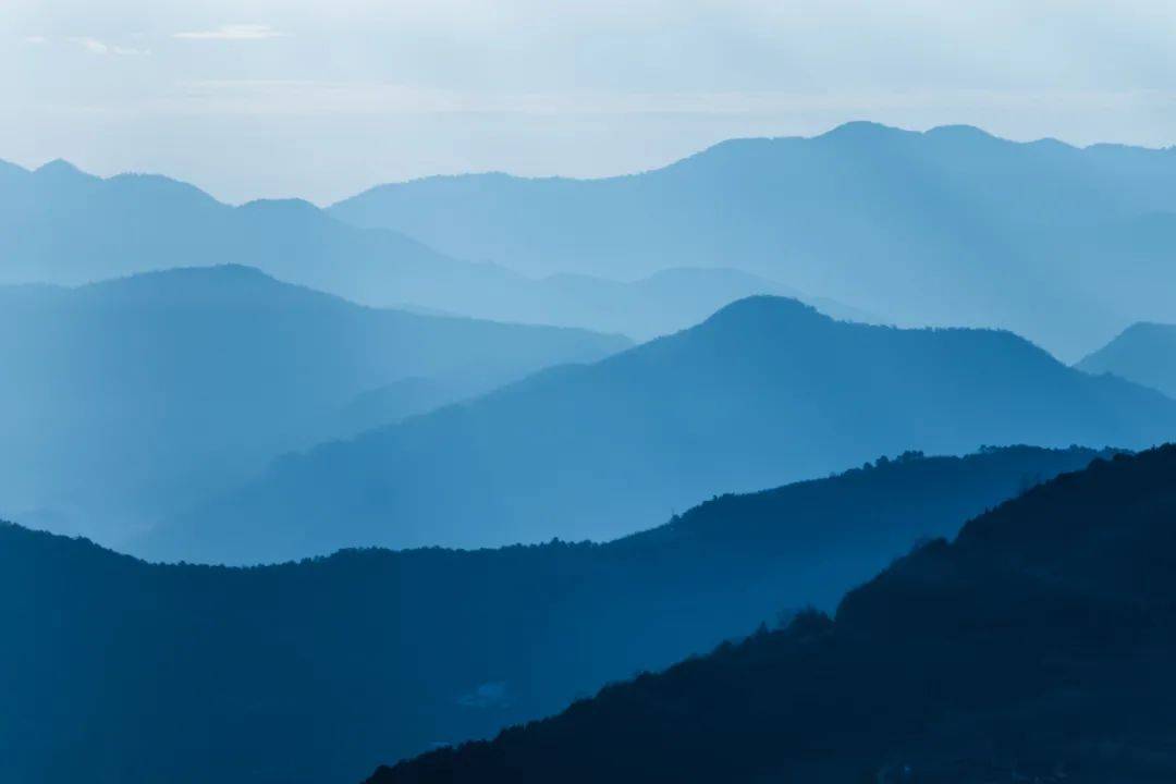宋代汝窑瓷器以天青色为贵一句"雨过天晴云破处,这般颜色做将来"让