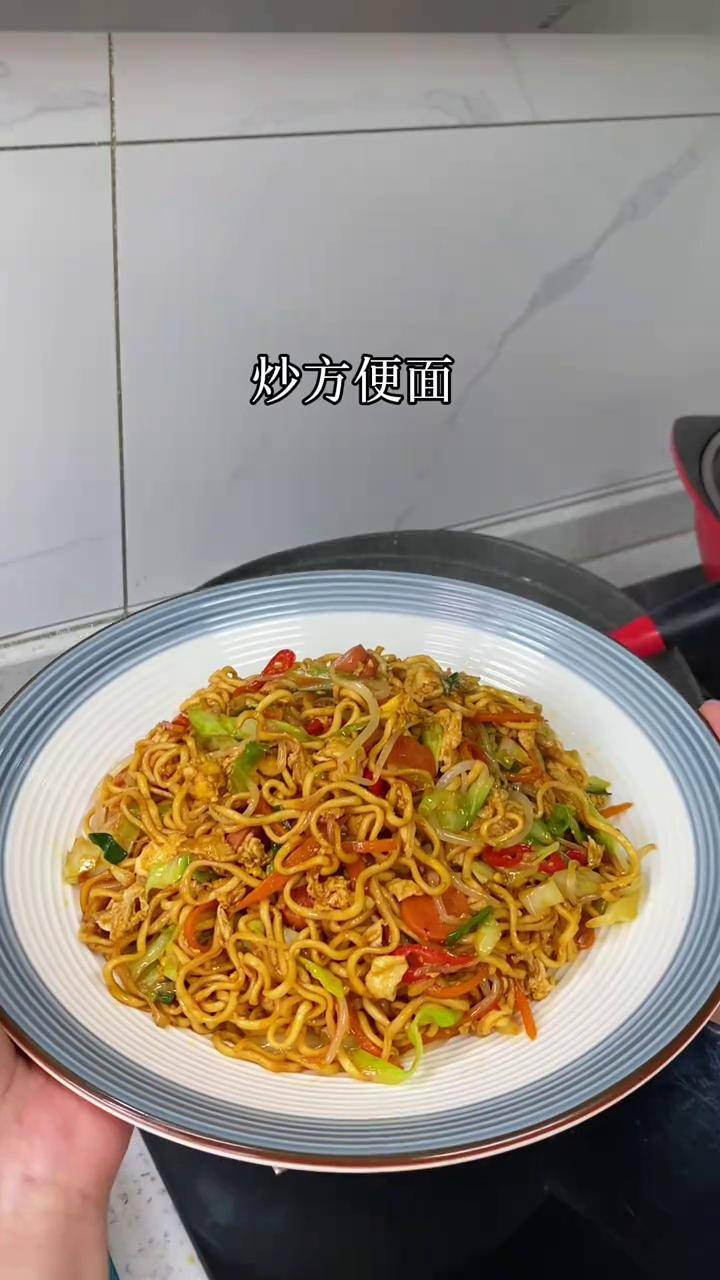 孩子上学早餐不知道吃什么,可以试试这个炒方便面,非油炸,鲜香美味又