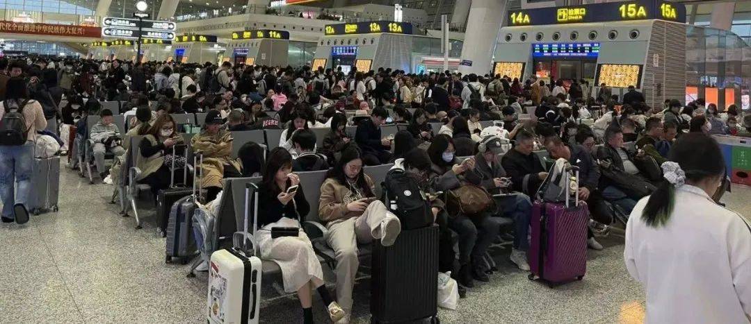 这是刚刚的杭州东站！出城大军出动，近40趟车次晚点！紧急回应