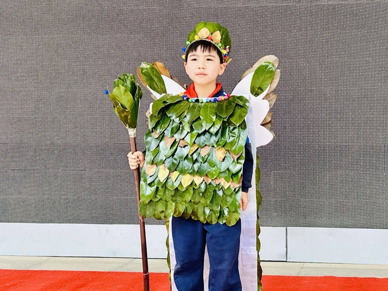 材料奇遇记!小学生演绎"环保时装秀"