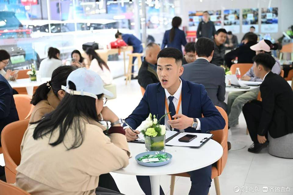 有备而来!车展首日汽车展台洽谈区坐满了人