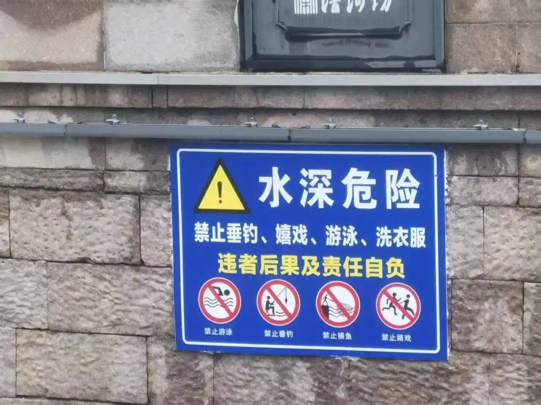 小孩哥自制泡沫船下河划水