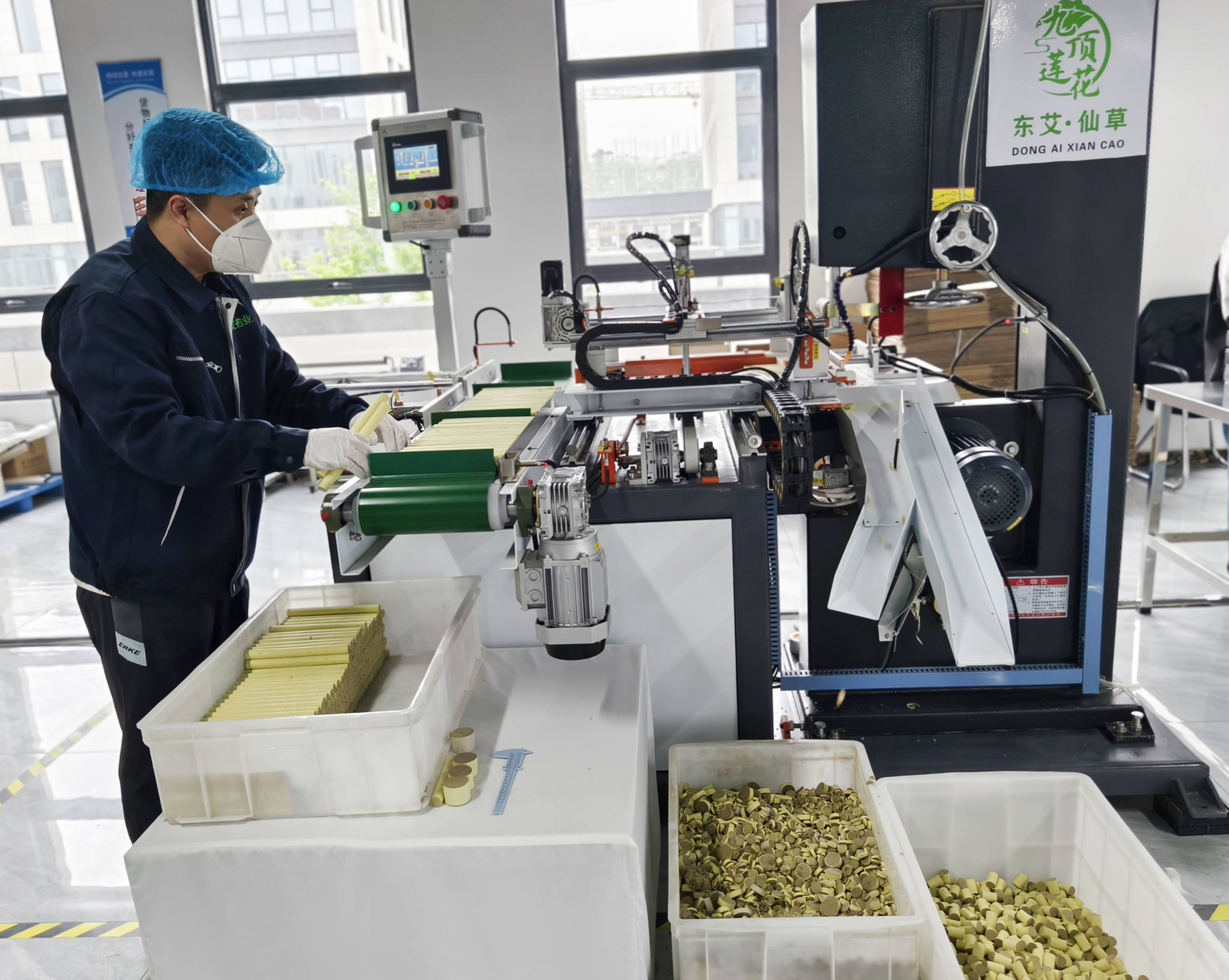 通过深加工,开发出艾条,艾绒贴,艾草枕头,香包,鞋垫等300余种产品