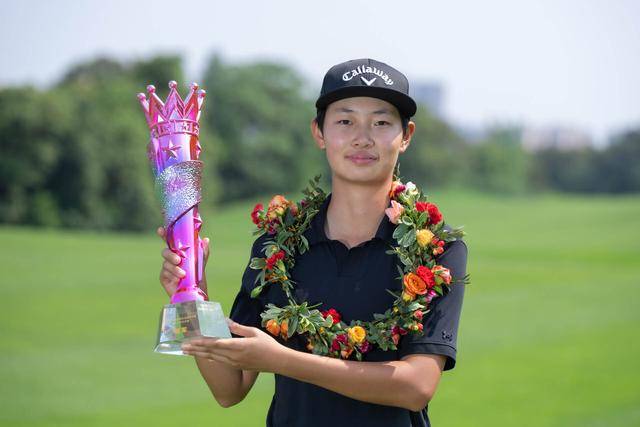 许赢闪耀重庆女子公开赛，勇夺高尔夫球女子中巡首冠