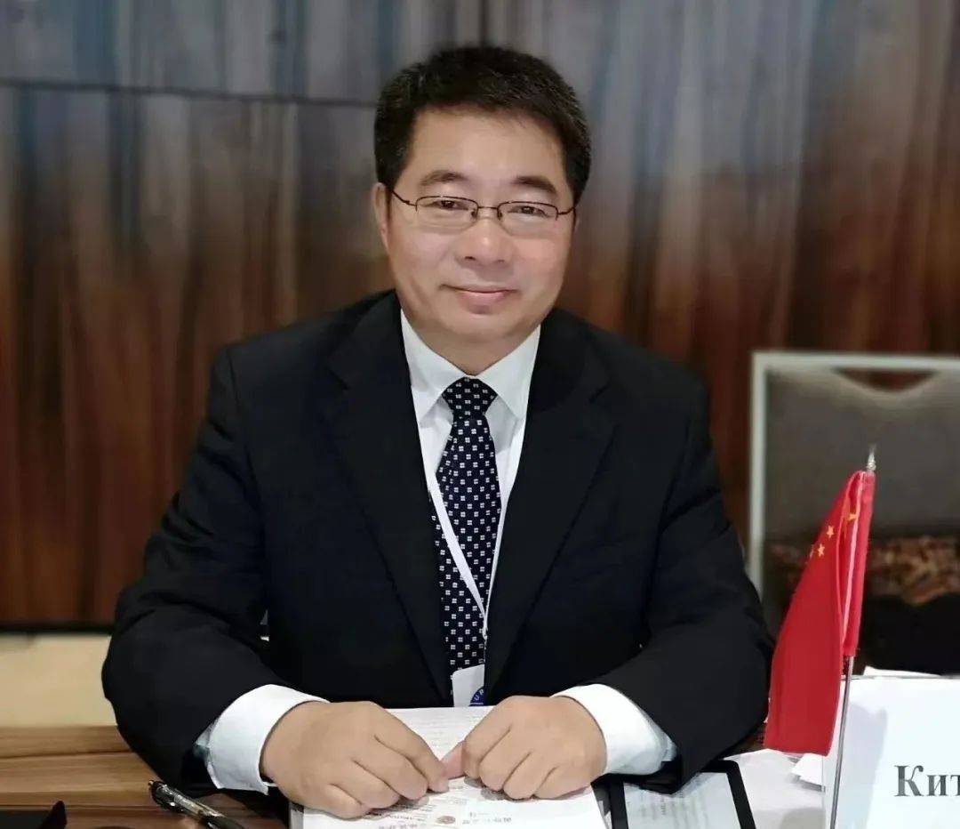 曾任国家档案局副局长,中央档案馆副馆长,主持多项国家社科基金项目和