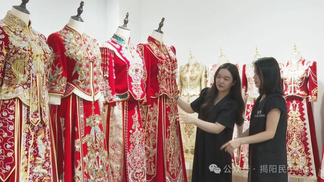 多款婚纱礼服 彰显婚俗新风(图6)