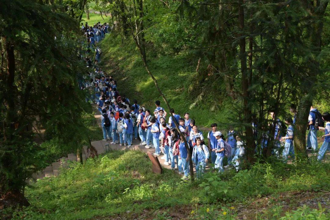 黄山新教育学校七八年级开展本学期第2次状元远足活动