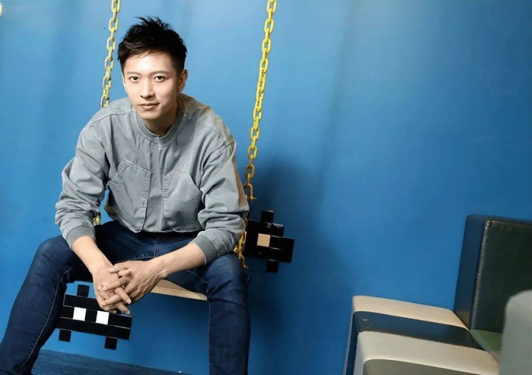 高钧贤晒女儿百日萌照,被指长相随妈引热议,自曝半年赚七位数