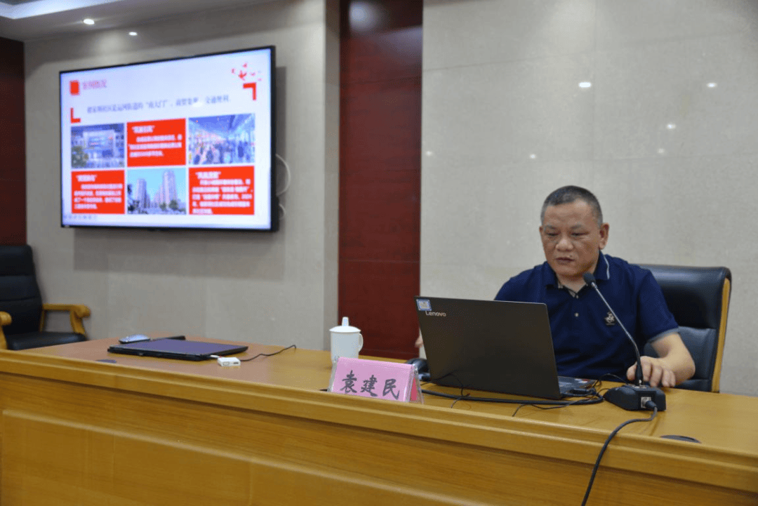 运河街道褚家坝社区党总支书记、居委会主任袁建民讲解“褚家坝社区破解