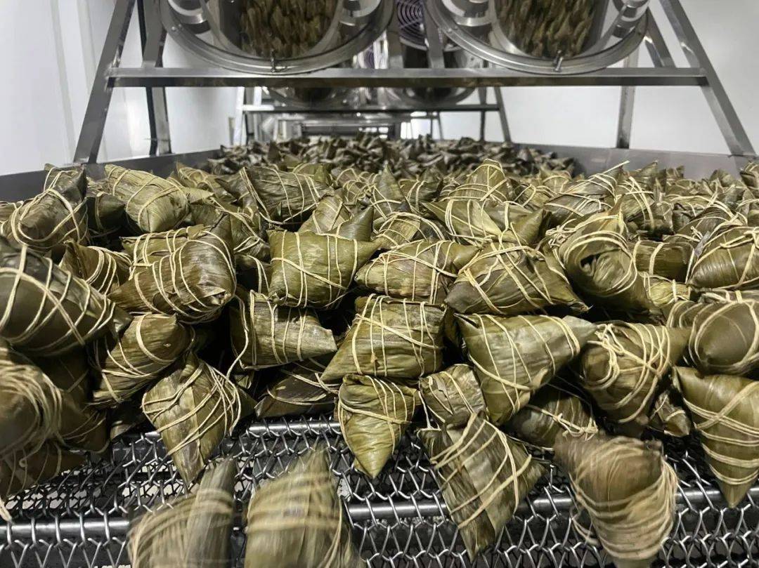 金飞说，肉粽选用的猪肉也都是每天新鲜配送，确保了馅料的新鲜和美味。