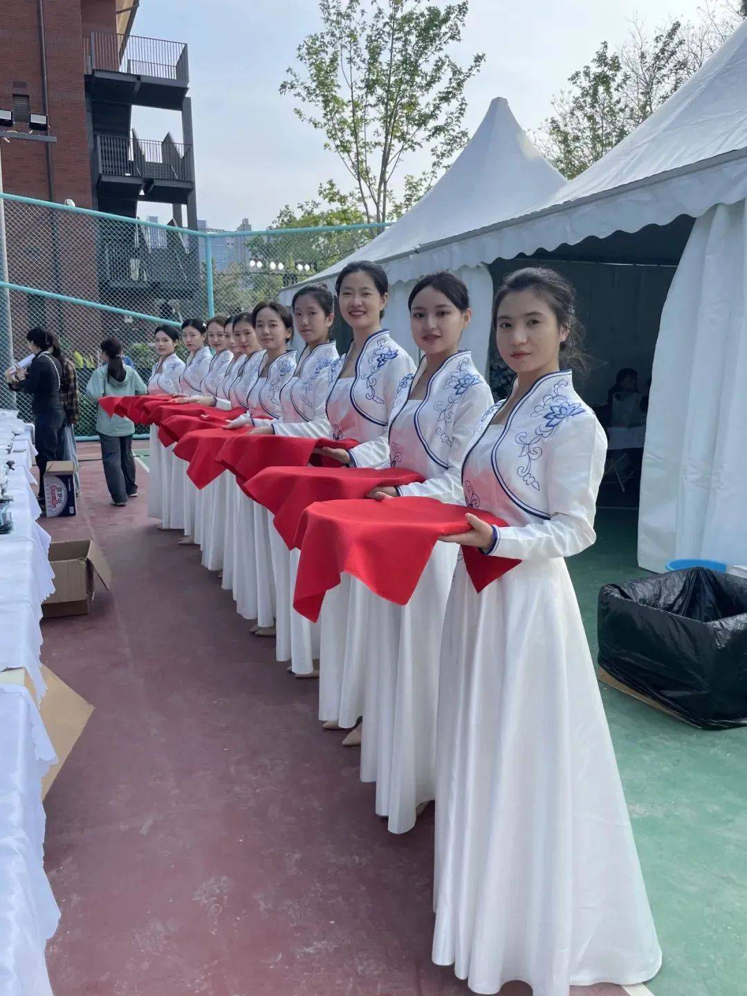 我校学生礼仪队亮相北京国际电影节!