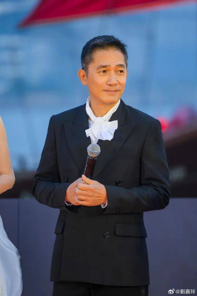 刘嘉玲连发10多张梁朝伟照片：他都不知道自己帅！头发白了也不肯染（刘嘉玲梁朝伟头像）