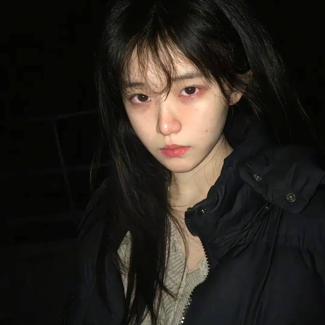 头像丨对于黑暗来说光也有罪