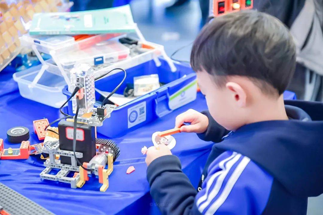 中小学广泛普及人工智能教育浙江怎么教如何学？manbetx万博登录(图3)