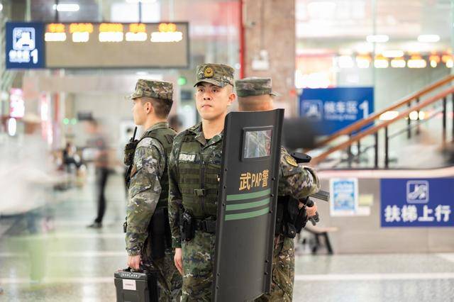 武装警察和士兵留在他们的职位上，跳过五月的
