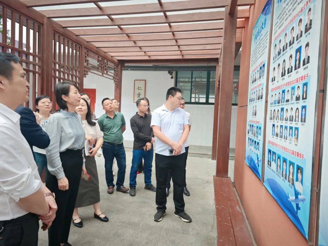 融中心在党政办主任张定强的引导下,贵溪四中同仁一行循着"一景一课程