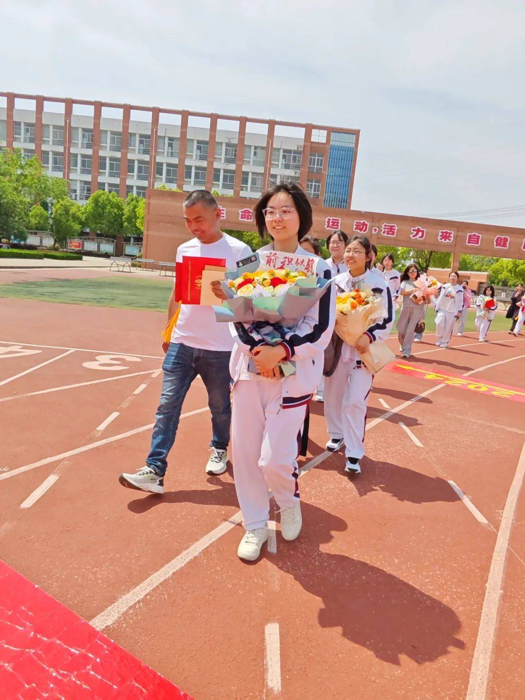 让他们在即将到来的高考中以更加坚定的信念和饱满的热情去迎接挑战
