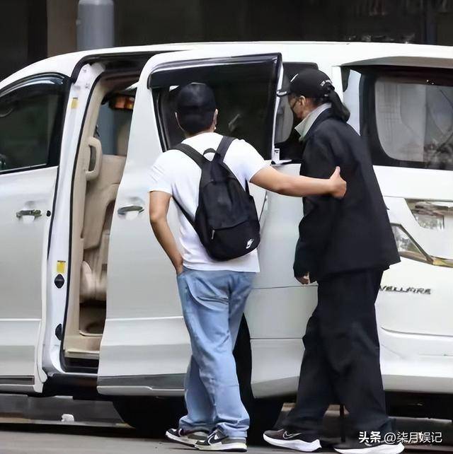 89岁谢贤街头坐轮椅晒太阳，风流一世终落幕，如今断崖式衰老