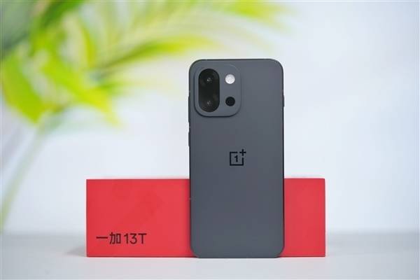 一加13T手机维修备件价格公布：换电池199元、屏幕组件990元