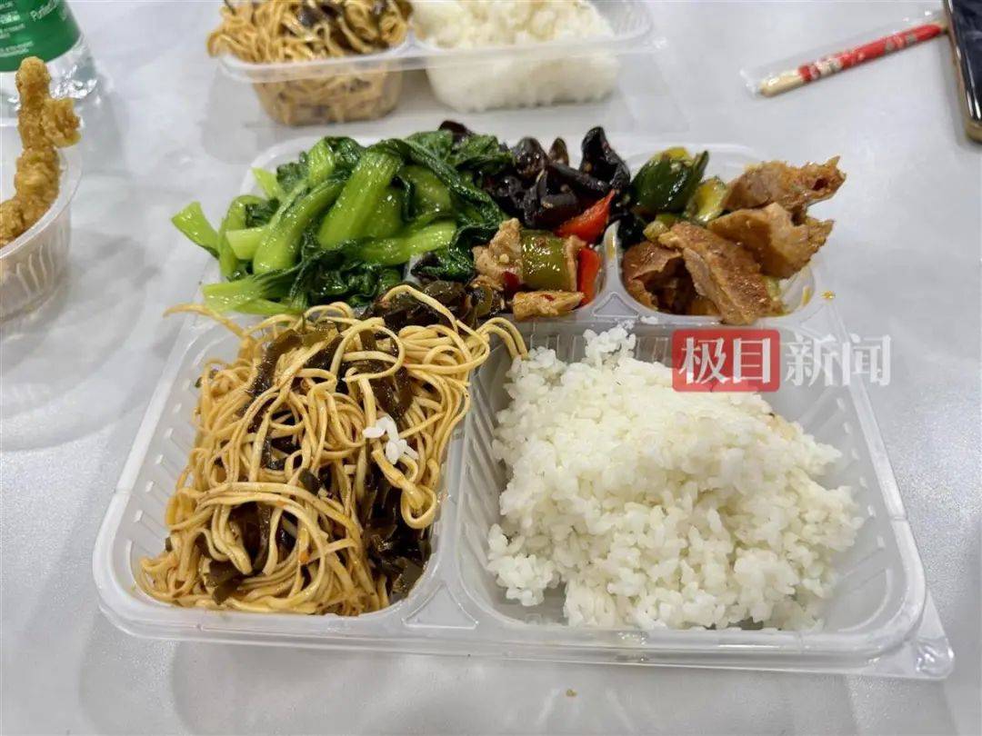 ​“五一”首日近7000名游客挤爆荣昌政府食堂，经理称吃掉280盆米饭、超过1500斤猪肉