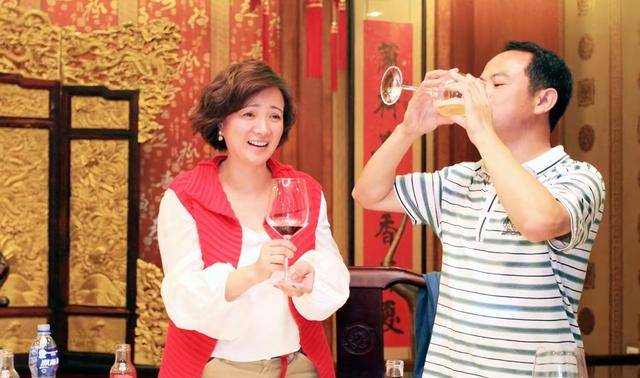 席，还拍了不少合照，看起来还真像一家三口，反倒是何晴一直没有现身。