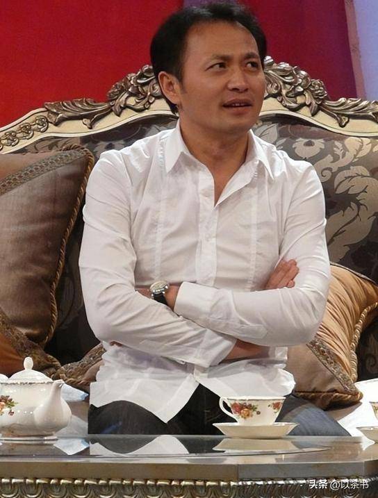 61岁丁志诚现状：住所和前妻相隔200米未再婚，摇身一变成女儿奴
