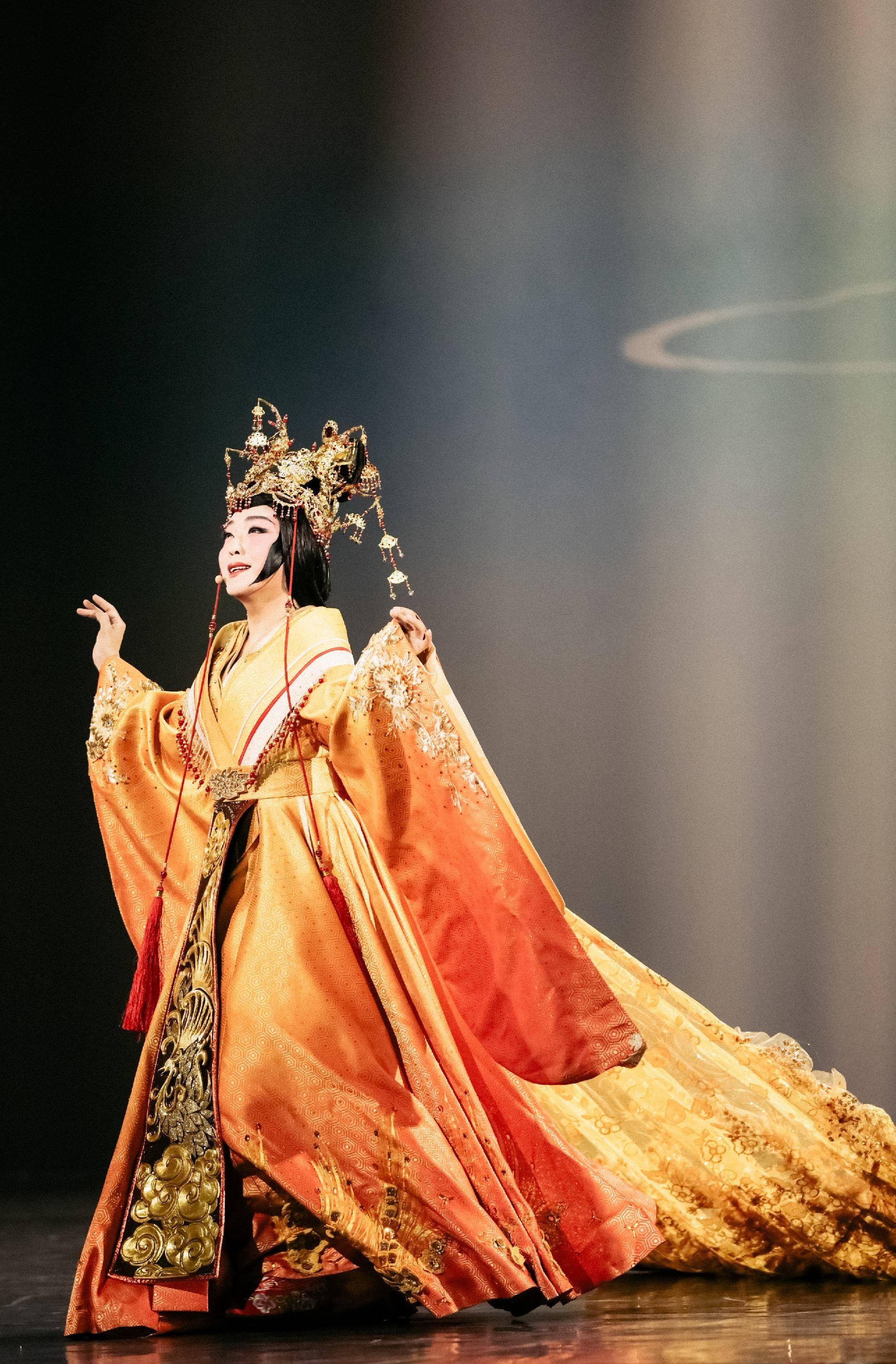 "跳梁小丑"李玉刚跌落神坛,不再被世界宽容,他究竟做了什么?