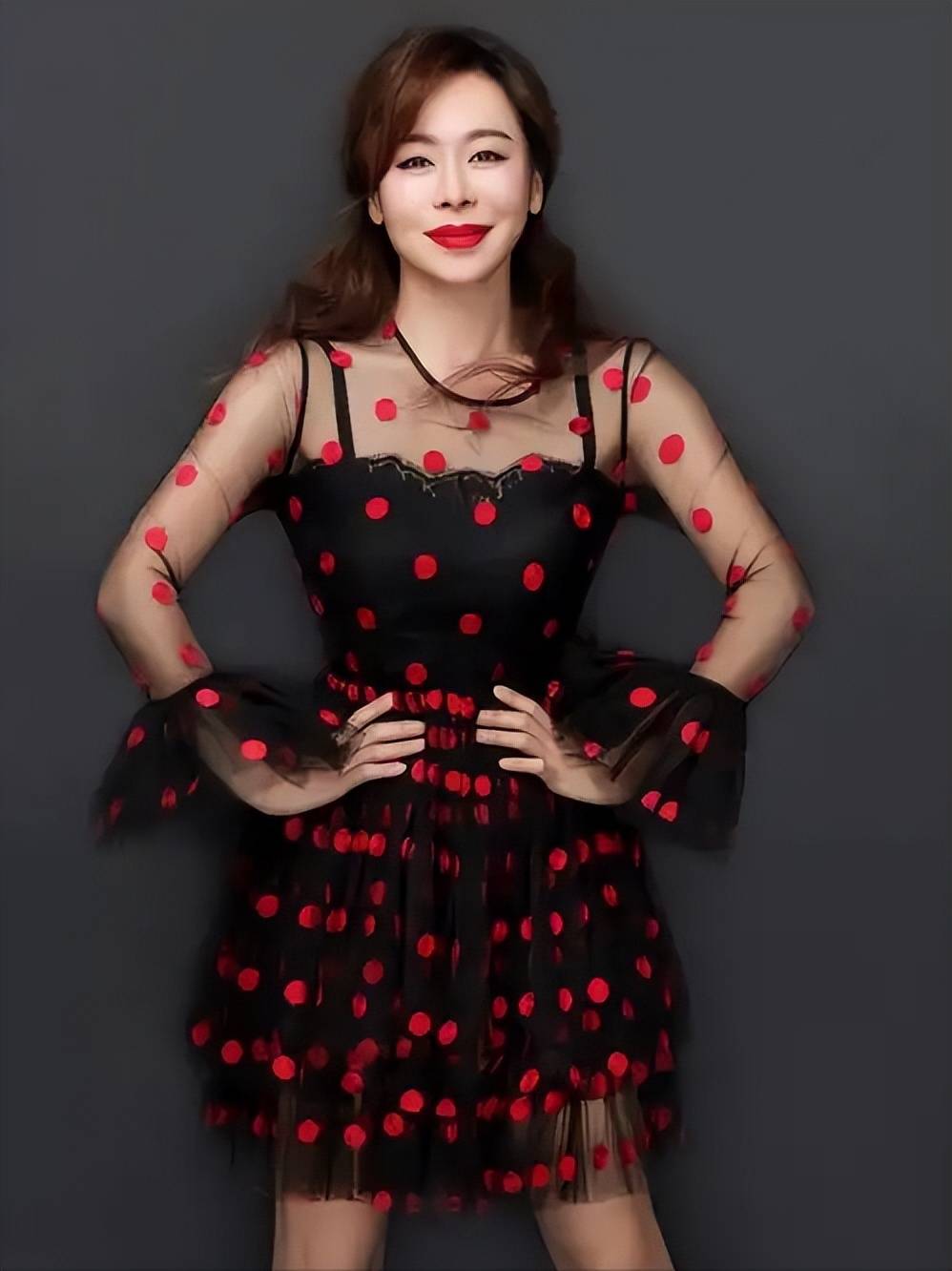 演员田慧现状，带母亲定居泰国住豪宅，52岁身材火辣，至今仍单身