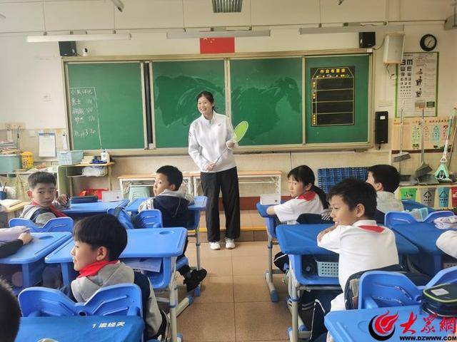 国家健将陈玺如羽毛球公益行：青岛市实验小学的冠军课堂