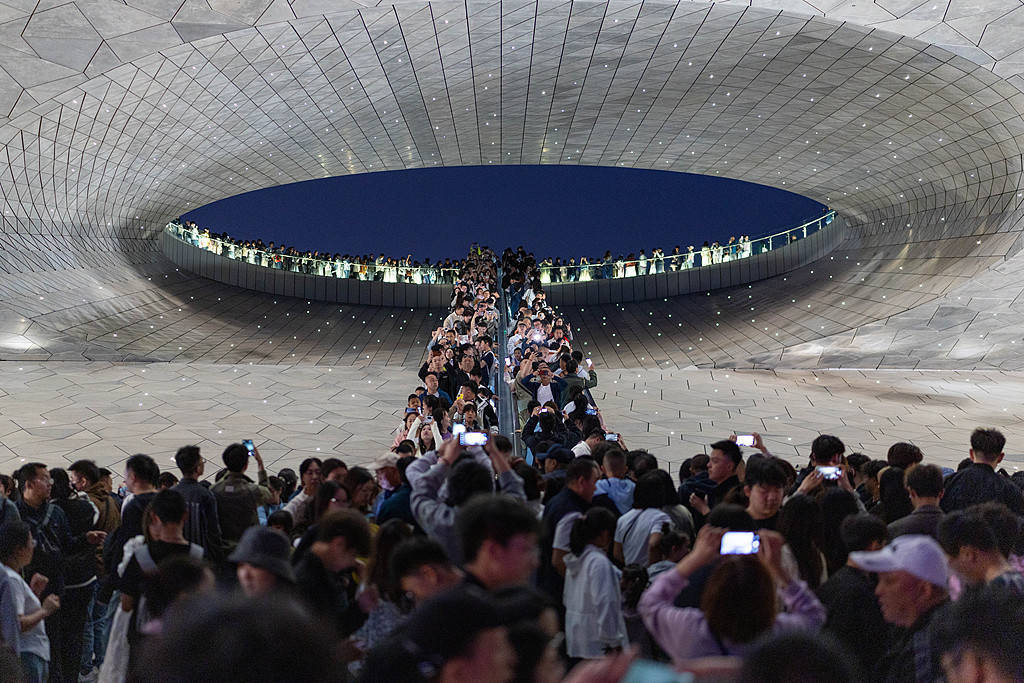 五一黄金周：你拍风景，拍风景的人在拍你-华闻时空
