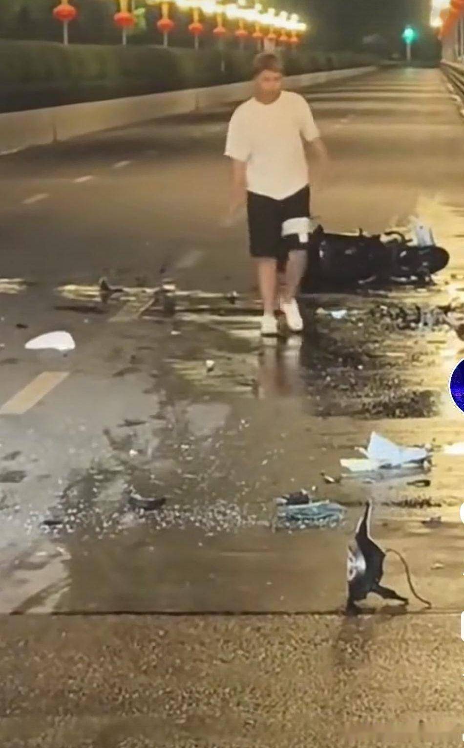 安康汉江大桥凌晨发生车祸,肇事者是鬼火少年飙车,被撞者9根肋骨骨折