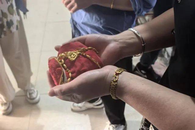 杭州夫妻把价值五万元黄金包在袜子里，被人误丢！报警惊动十几人，结果......