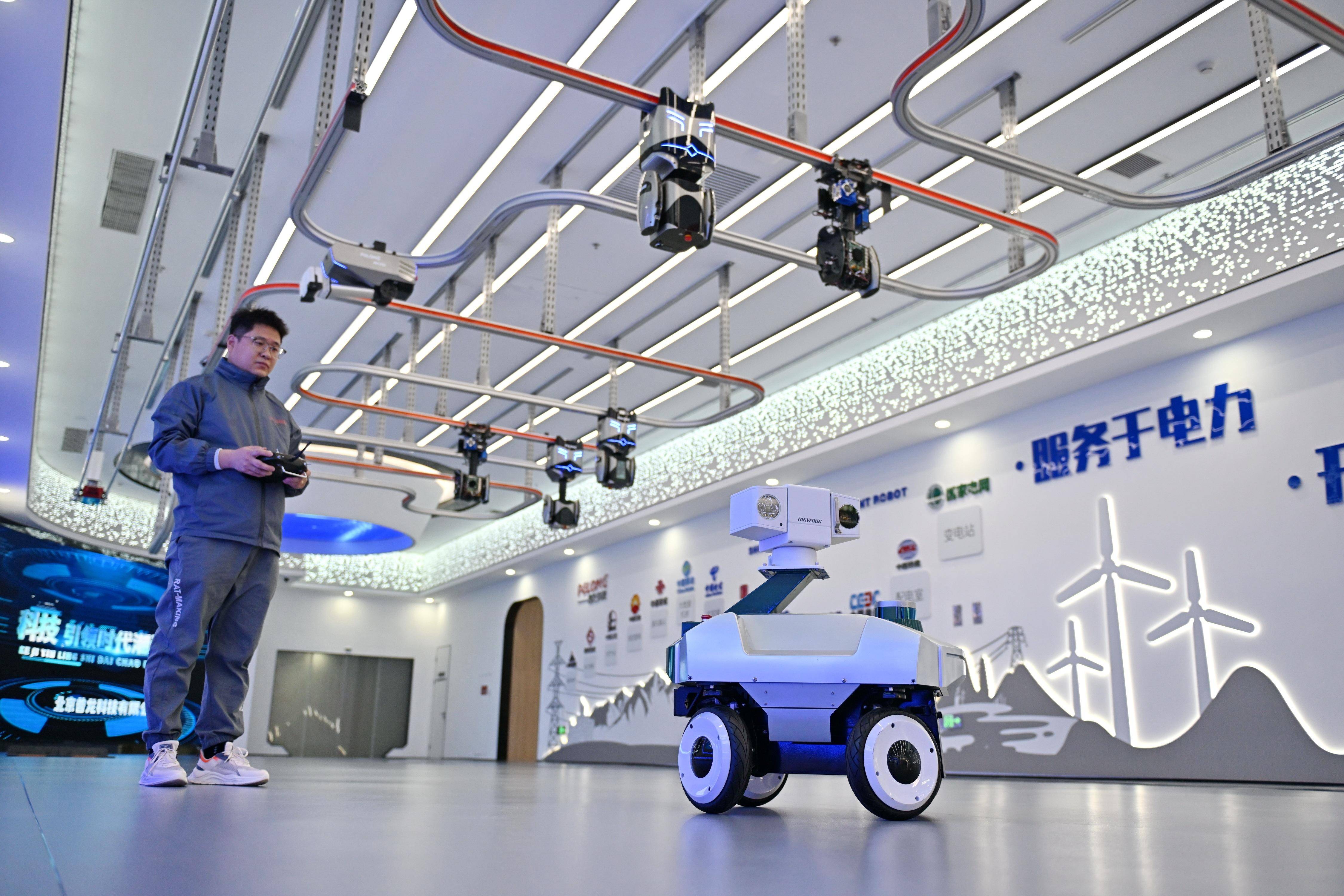 景区导览机器人"白小默"能精准理解游客意图并提供个性化的导览服务