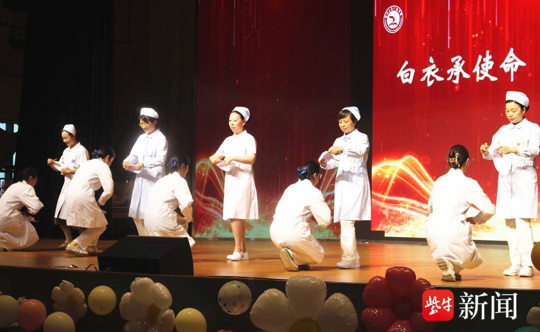 护士节"授帽"现场,一顶顶圣洁的燕尾帽既是护理技能的象征,更是护理