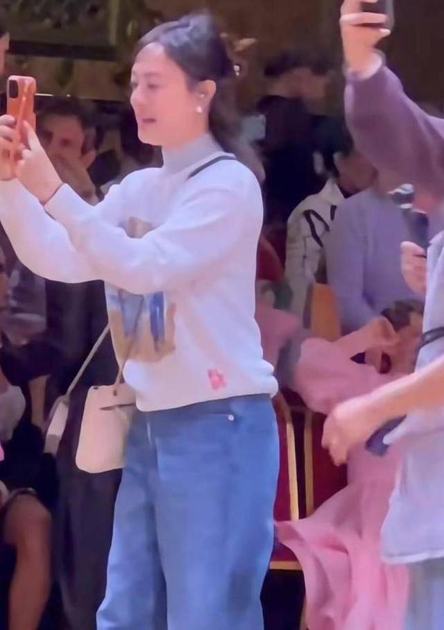 孙俪女儿拉丁舞夺冠后被男老师亲脸祝贺引热议