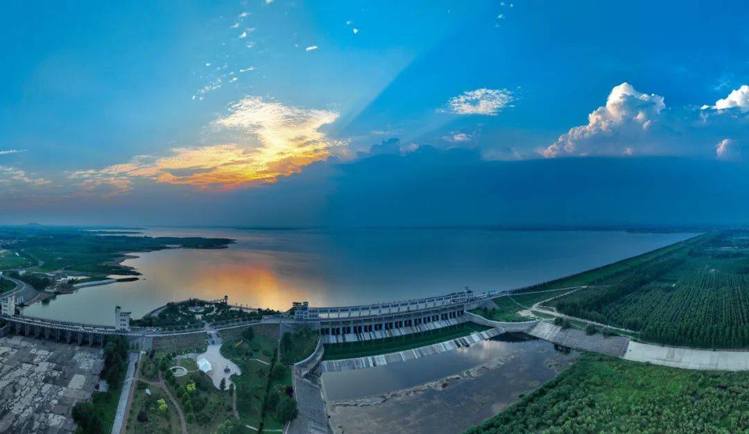 石梁河水库环湖路修建于2022年,全程约55公里,道路一般路段路面宽7米