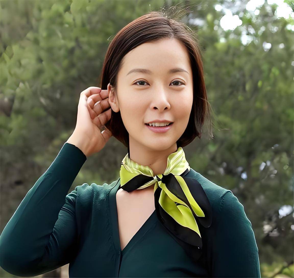 这份家世带来的保护,让柯蓝在年轻时就能安心追求自己的梦想。进入娱乐