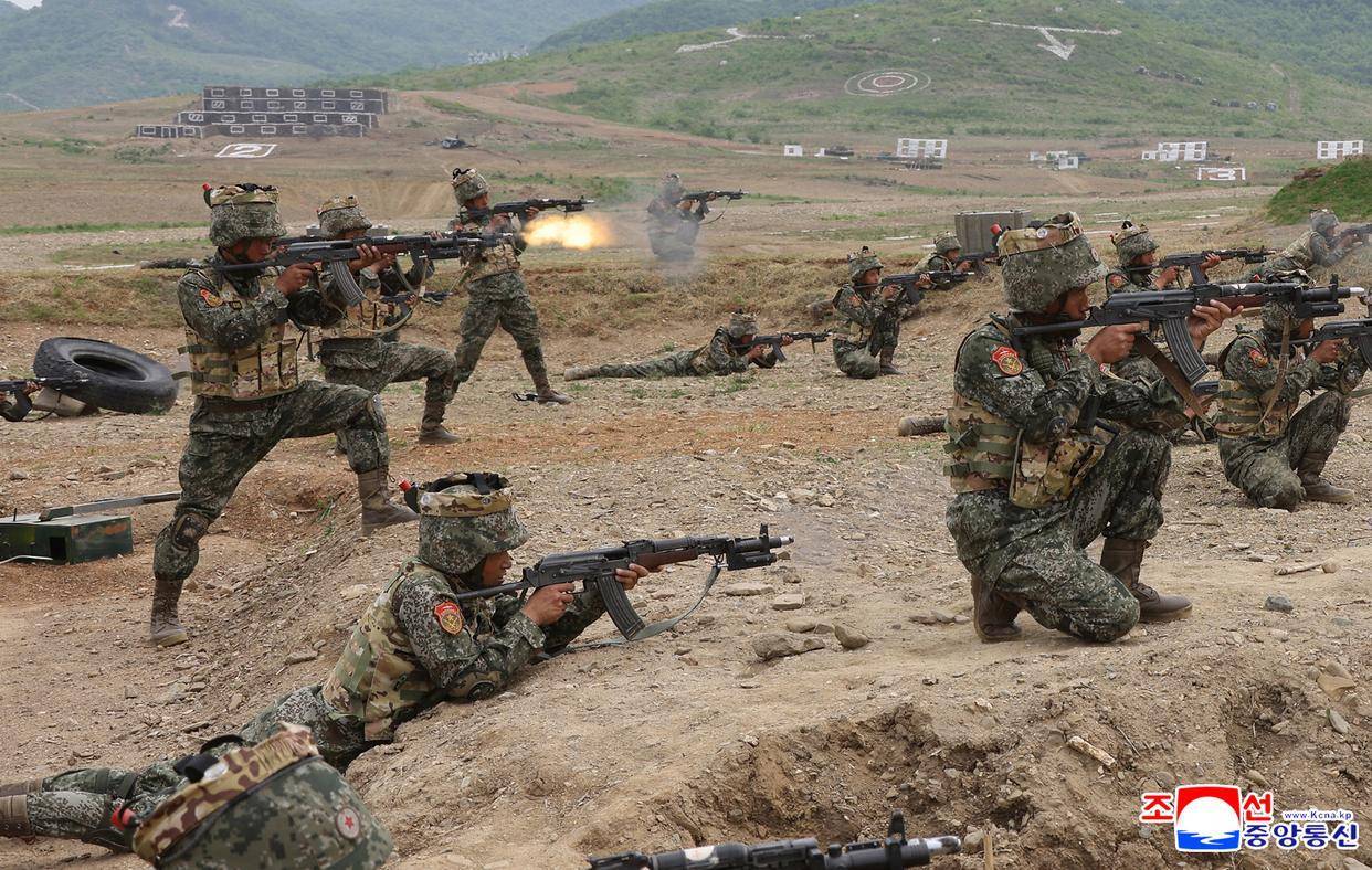 金正恩观摩朝鲜军队各兵种战术综合训练