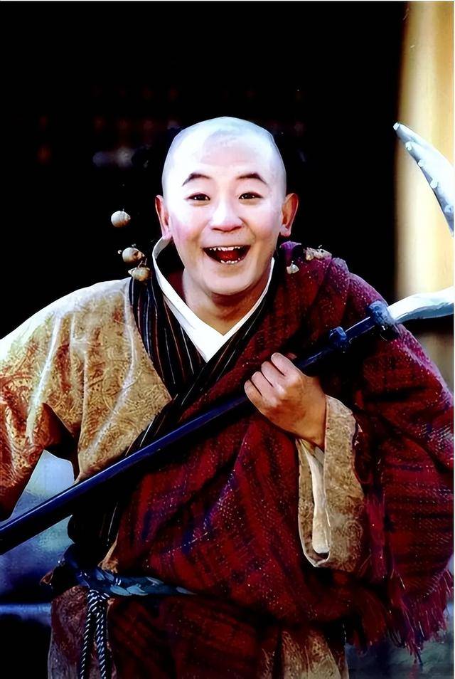 黄海波现状:财富自由,49岁胡子拉碴略显老,10岁儿子很像妈