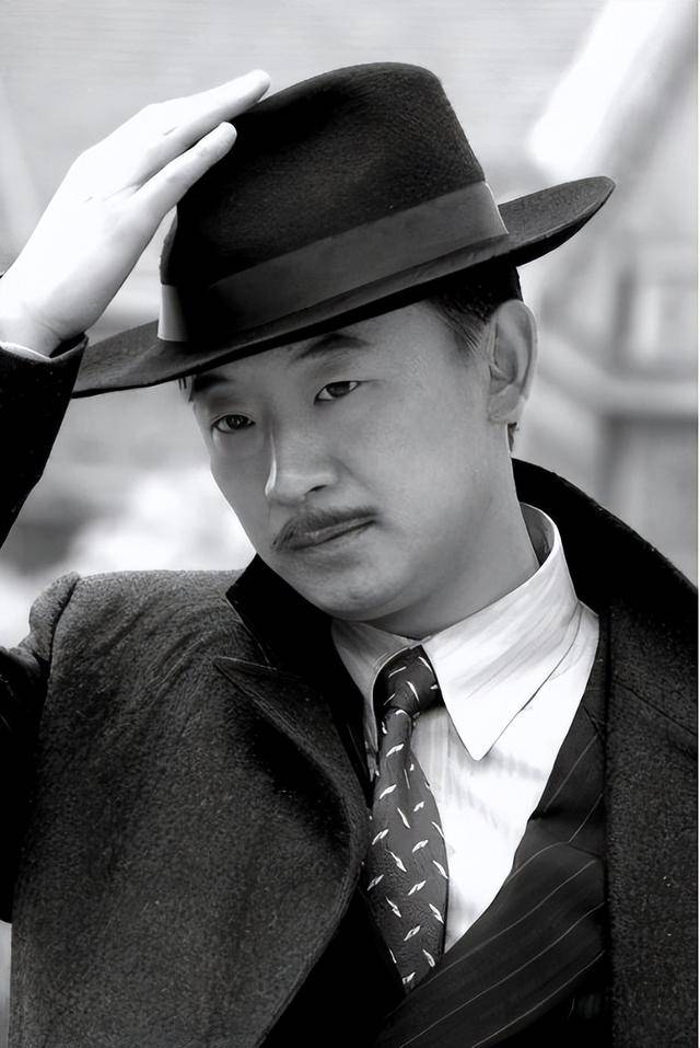 黄海波现状:财富自由,49岁胡子拉碴略显老,10岁儿子很像妈