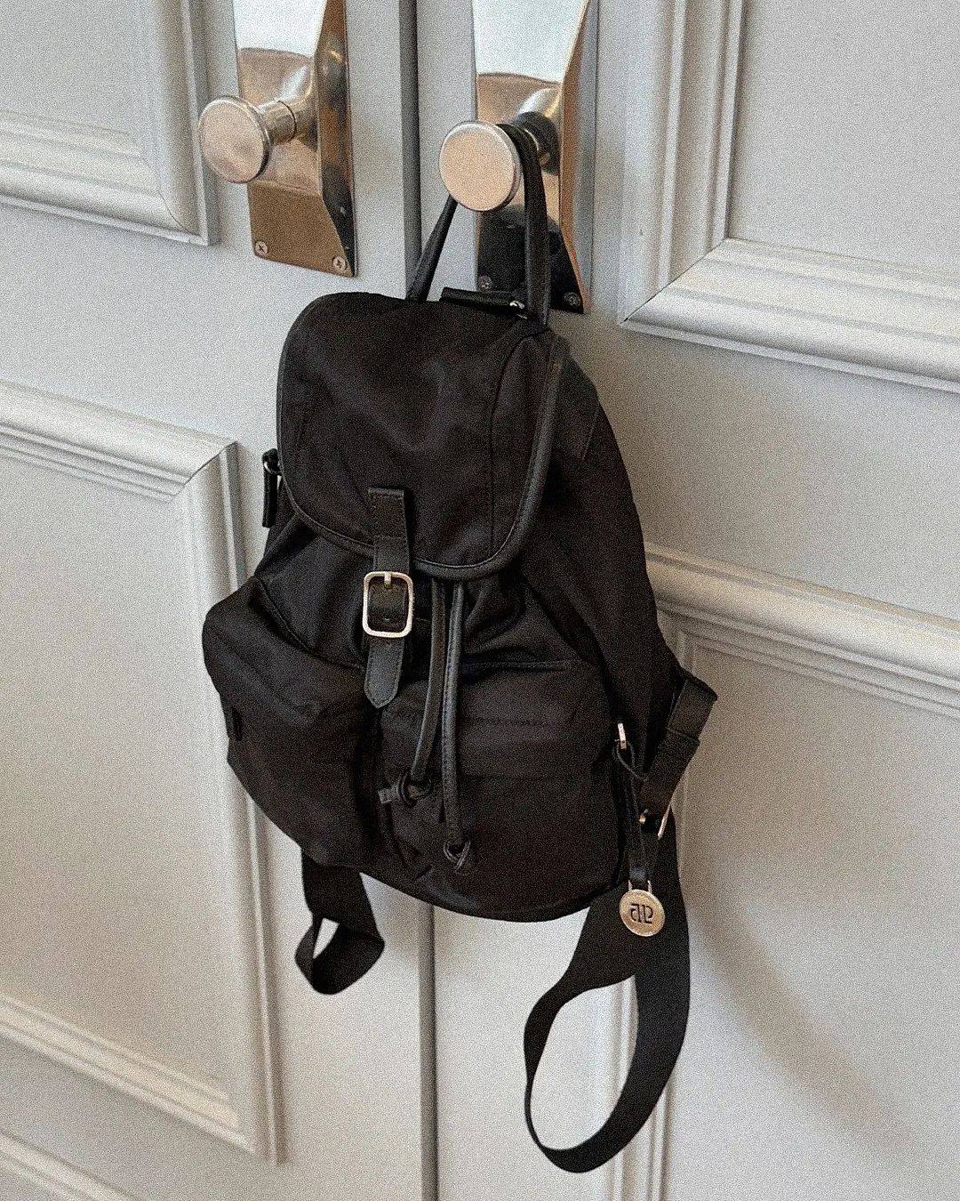 depounddouble porket nylon backpack越看越觉得