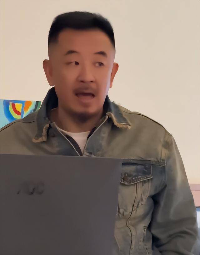 黄海波现状:49岁胡子拉碴略显老,8岁儿子很像妈