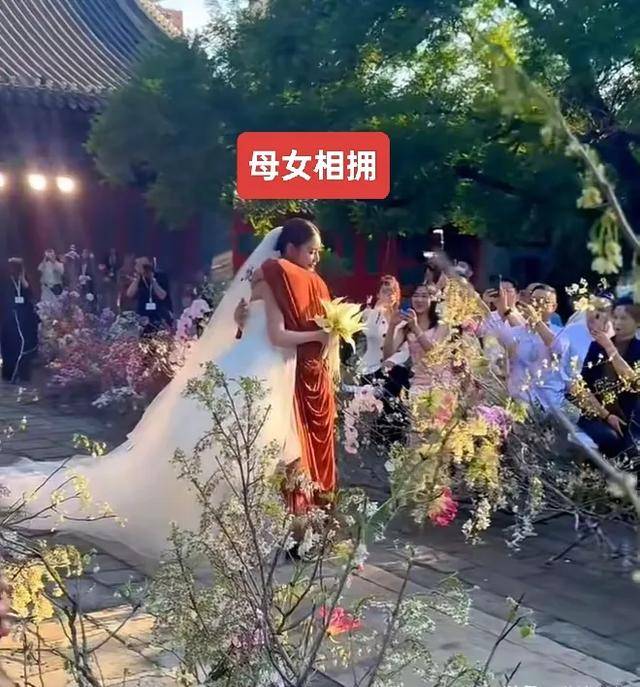 汪小菲父亲出席婚礼，大佬范十足全程笑脸，对马筱梅这儿媳很满意