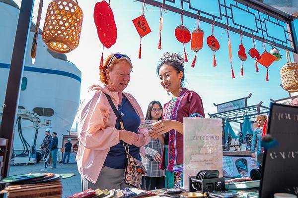 图片[2]-空箱来满载归！“China Shopping”正成外国游客打卡新方式 -华闻时空