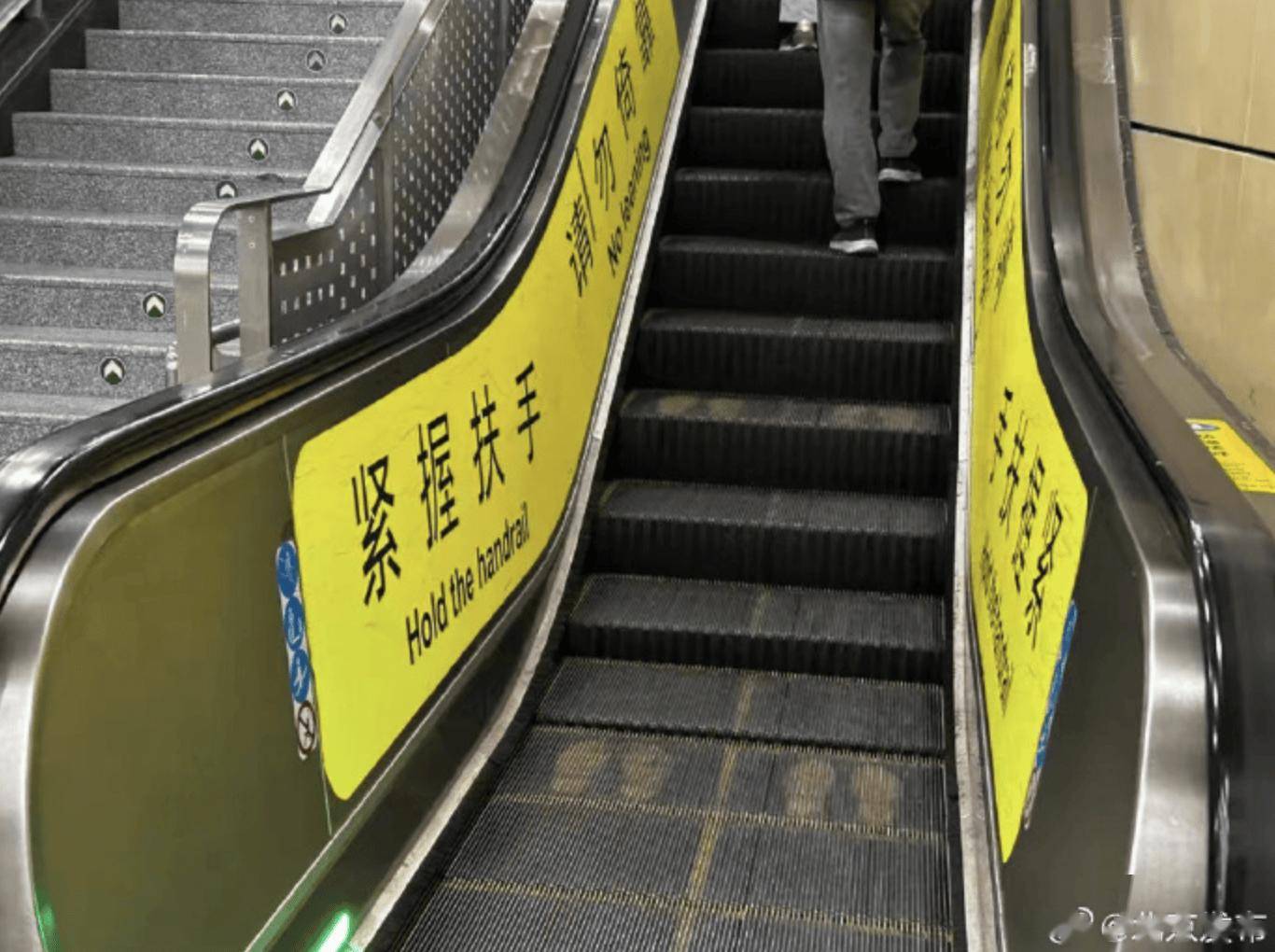 北京地铁扶梯新增双侧黄色脚印标识，不再提倡“左行右立”