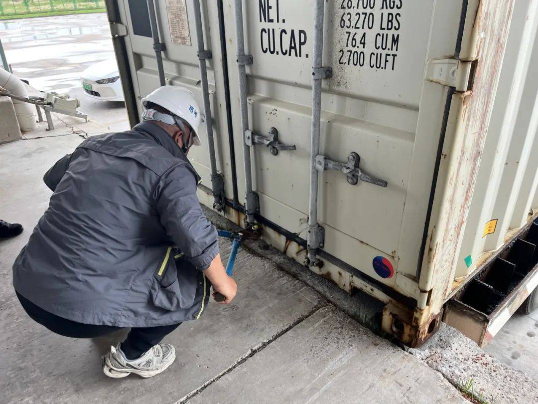 南通海事局开展集装箱开箱检查