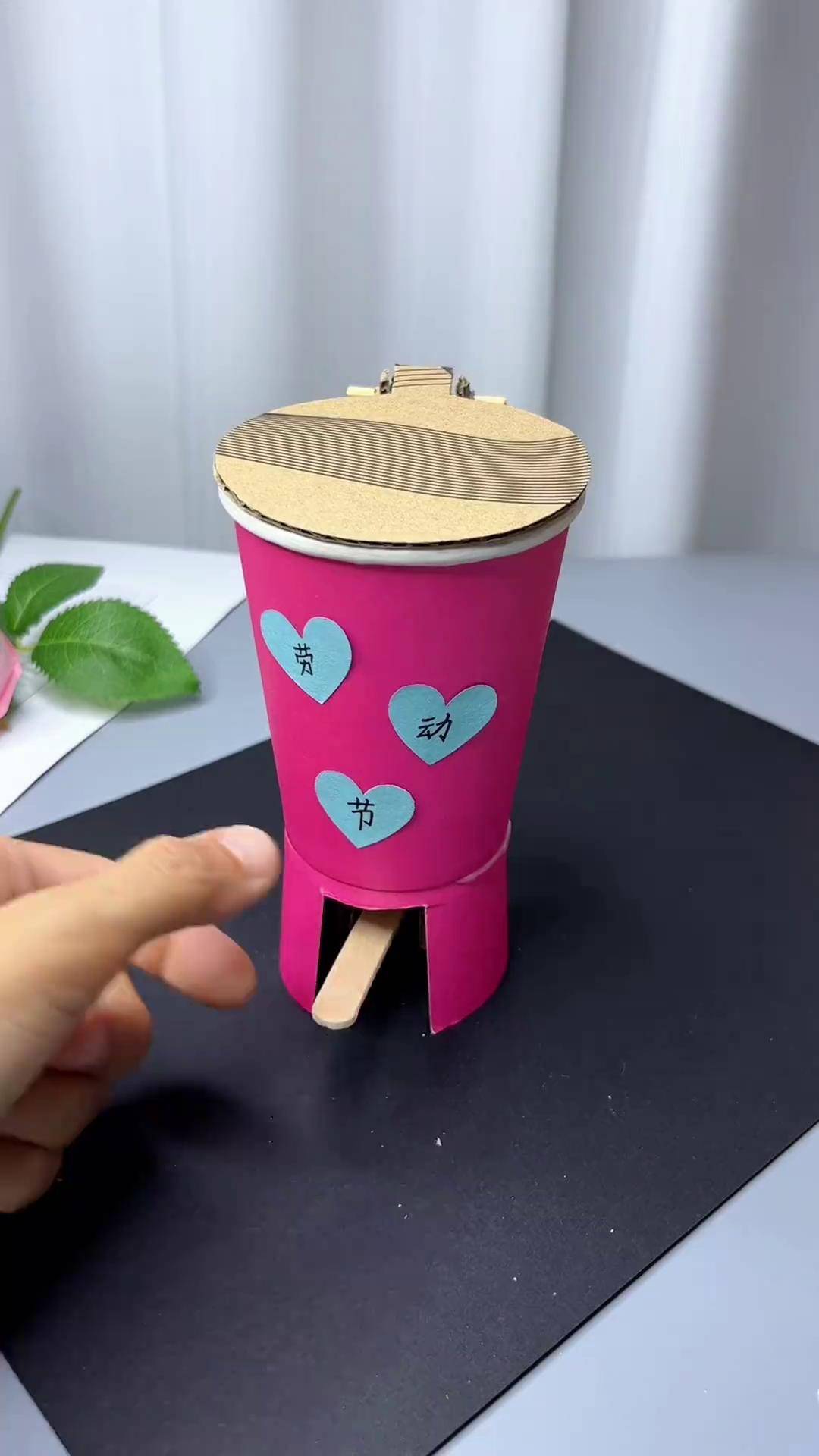 跟孩子一起做个好玩的垃圾桶手工diy 亲子手工 创意手工 变废为宝