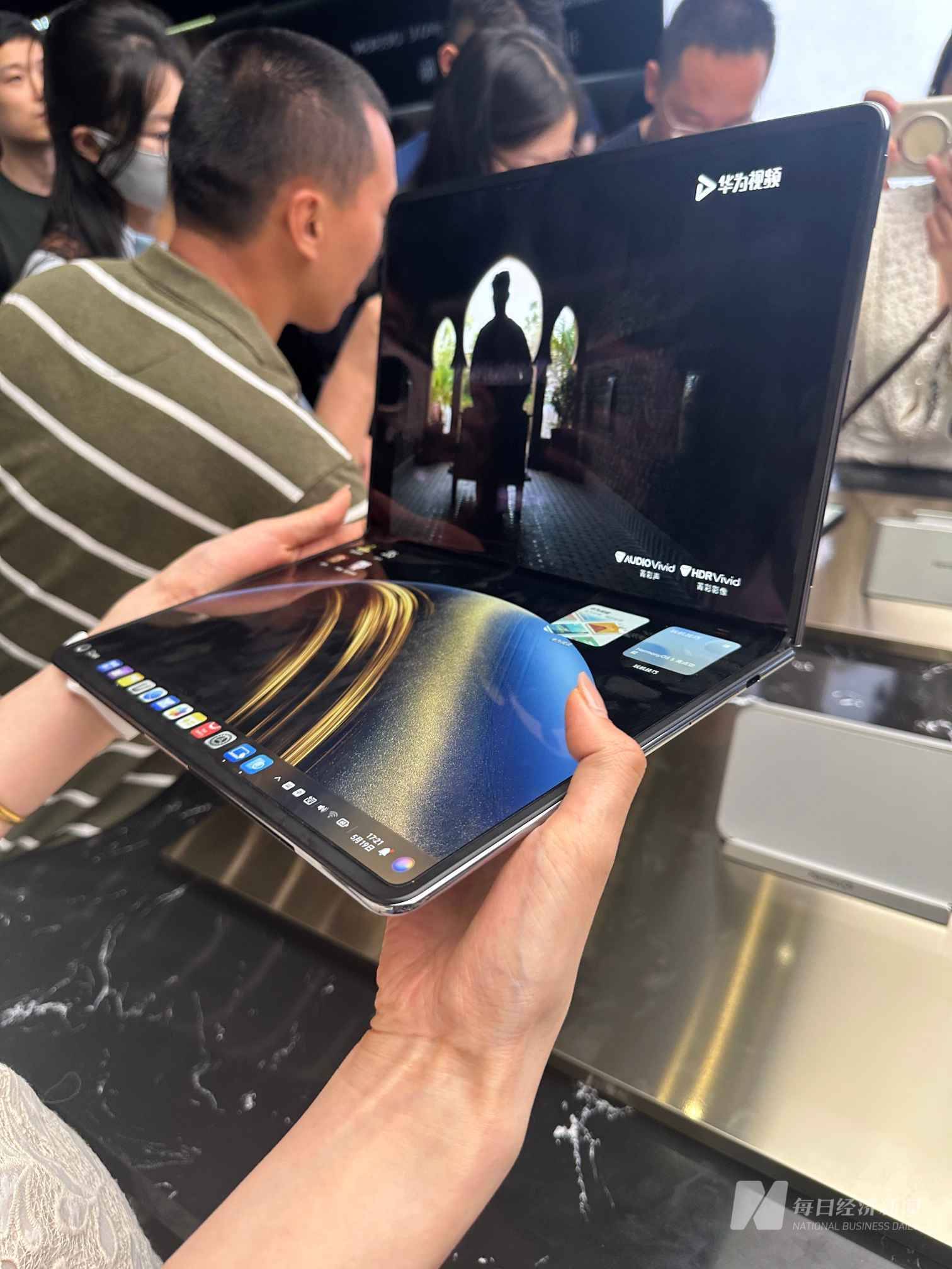 据悉华为初代折叠电脑matebook fold非凡大师