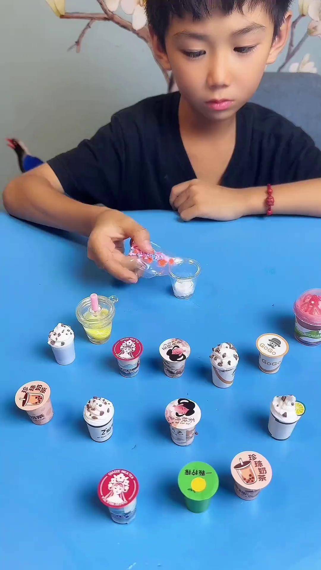 小朋友可以自己diy的迷你奶茶杯,儿子超喜欢手工diy 奶茶杯玩具